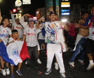 En un ambiente de euforia y campañerismo, la afición olimpista salió a las calles de la capital para celebrar con algarabía el campeonato ante un rival duró de derrotar.