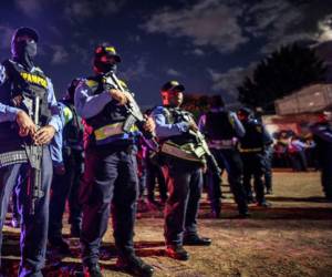 Un fuerte despliegue policial fue parte de la inauguración del toque de queda decretado por las autoridades hondureñas en dos importantes ciudades del país para contrarrestar la extorsión y la incidencia de maras y pandillas. A continuación las imágenes y mayores detalles.