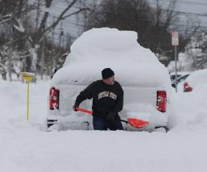 La feroz tormenta invernal que azota Estados Unidos desde hace varios días causó la muerte de al menos 47 personas, incluidas 25 en un solo condado del estado de Nueva York, y está lejos de terminar, advirtieron autoridades el lunes, tildándola de “tormenta del siglo”.