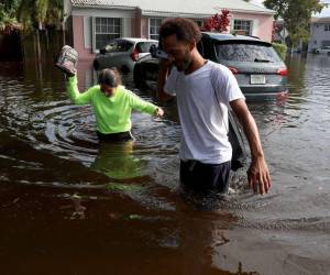 Enormes inundaciones se reportan en diferentes zonas de Florida, Estados Unidos, principalmente en Fort Lauderdale, donde las autoridades han tomado medidas extremas ante las llamadas “lluvias históricas”, que ya dejan varios estragos. Aquí las imágenes.