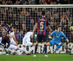 Real Madrid y Barcelona disputan un épico encuentro en el Camp Nou que podría definir la Liga Española. Los blancos se pusieron por delante en el marcador gracias a un autogol de Ronald Araujo y el conjunto Blaugrana empató con un gol de Sergi Roberto.