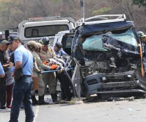 Dos personas murieron y otra resultó con lesiones leves en el lamentable accidente en la carretera que conduce desde Tegucigalpa hacia el departamento de Olancho. De acuerdo a versiones preliminares, uno de los automotores habría intentado rebasar y se fue a estrellar de frente contra el otro vehículo.