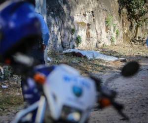 Dos muertos dejó un violento tiroteo que se registró la tarde de este martes en la colonia Las Torres de la capital de Honduras. A continuación las imágenes de la escena del crimen.