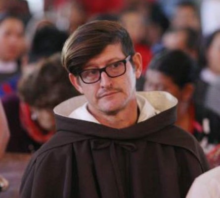 Niños de Santa Clara ofrecen plegarias de agradecimiento al recibir juguetes