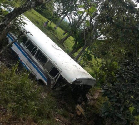 Varios heridos tras accidente de bus en Atlántida