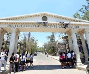 En el Instituto Central Vicente Cáceres obtendrán el título de bachiller 1,050 jóvenes. Foto: Alejandro Amador/EL HERALDO.