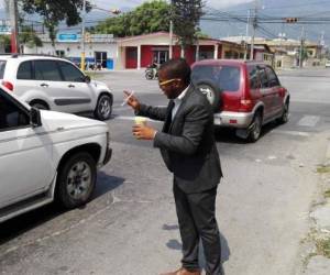 El educado joven ofrece su producto en las calles sanpedranas de una forma muy particular.