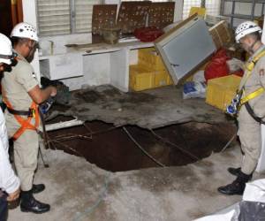 Cuatro especialistas en estructuras colapsadas del Cuerpo de Bomberos y Copeco, bajaron al profundo agujero de 10 pies para rescatar las tres cajas de piezas arqueológicas que se cayeron al vacío.