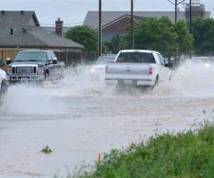 En el centro de Texas, la lluvia hizo el sábado que el río Blanco, en el condado de Hays, alcanzara un nivel récord,