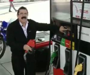 El coordinador de Libre llega a bordo de una motocicleta para cargar combustible en una gasolinera, foto: Captura Facebook.