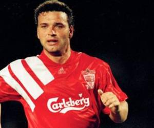 La denuncia de Paul Stewart, de haber sido víctima de abuso sexual, se une a la de los exjugadores del Crewe Alexandra (hoy en 4ª division), Andy Woodward (43 años) y Steve Walters (44 años), que realizaron revelaciones similares en el Guardian en los últimos días. (Foto: Redes / Deportes El Heraldo / El Heraldo Honduras / Noticias de Honduras)