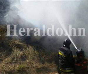 Equipos de rescate mientras tratan de sofocar las llamas del camióm que tras ser incendiado cayó a un abismo en colonia Cerro Grande.