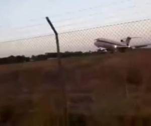 El aeronave trata de llegar al aeropuerto, sin embargo no pudo y realizó el aterrizaje forzoso que salió mal.