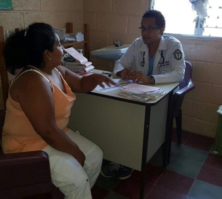 Médicos en servicio social dan consultas en Amarateca