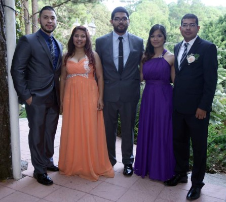 Una promesa de amor sellada en el jardín