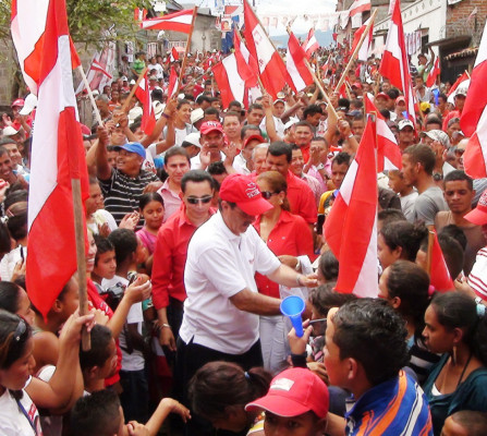 Presidenciables pagan 'impuesto de guerra'