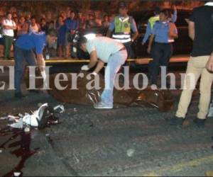 El cuerpo del motociclista Onásis Zúniga quedó tendido en el pavimento tras ser arrollado por camión. Fotos: EL HERALDO