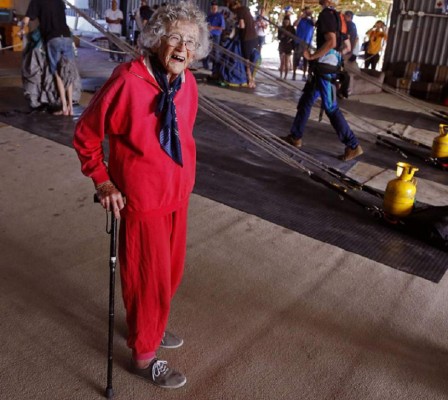 Sudafricana festeja sus 100 años saltando con paracaídas