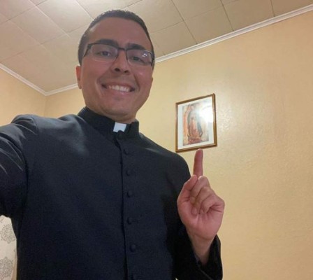 Extrovertido y alegre: Así es el padre que bailó en apoyo a militar despedido