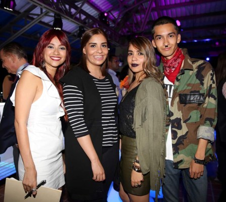 Disfrutan una noche con sabor a moda, arte y café