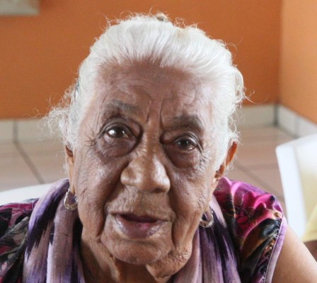 Abuelos elaboran palmas y coronas para el Día de los Muertos