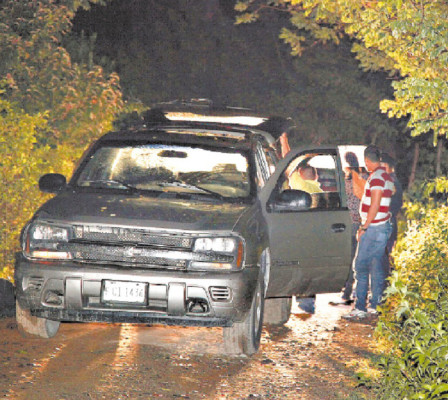 Bajan de auto a dos hombres y luego los matan
