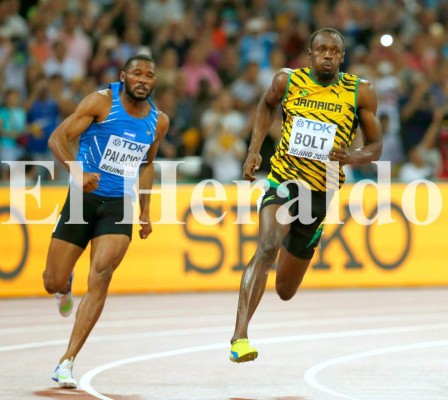 Rolando Palacios corrió al lado de Bolt pero se salió del carril y fue descalificado