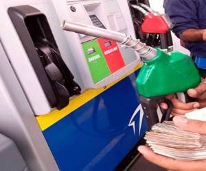 De acuerdo con la Comisión Administradora del Petróleo (CAP), con esta tercera rebaja los refinados han bajado 1.50 lempiras el galón de keroseno, 1.43 el diésel, 1.35 la regular y 1.07 lempiras la gasolina superior