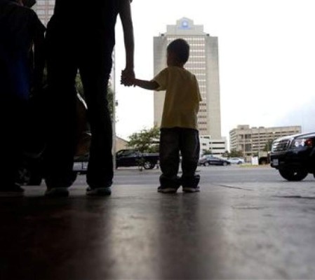 NY ofrece abogado a cada niño inmigrante que llega solo