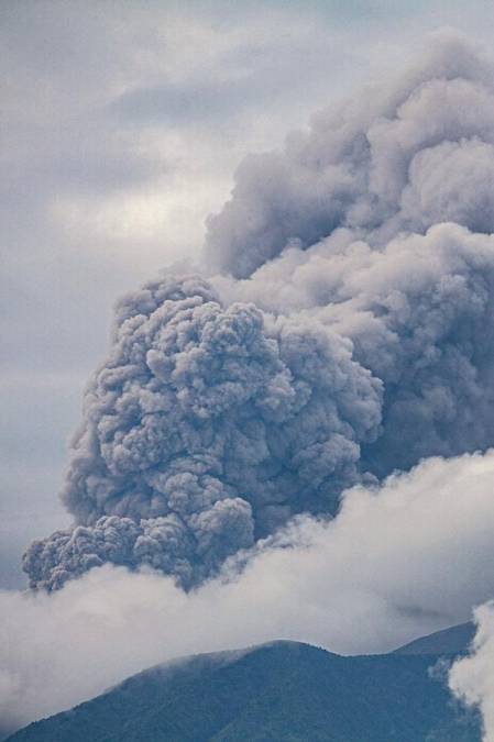 22 muertos y un pueblo bajo cenizas: erupción volcánica en Indonesia