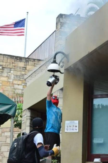 Estas imágenes delatan a joven detenido por quema de Embajada de EEUU en Honduras