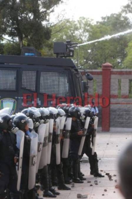 Las imágenes que no viste de la batalla entre el MEU y policías en la UNAH