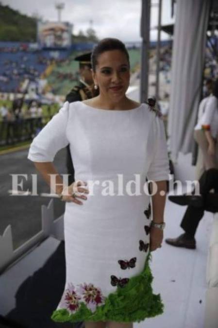 Estos son los vestidos que la primera dama Ana García de Hernández ha usado en los desfiles patrios