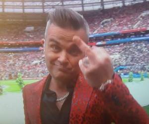 Robbie Williams fue captado por las cámaras haciendo este gesto.