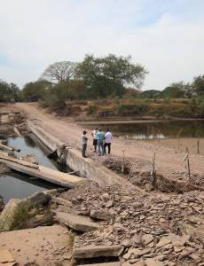 Este paso sobre el río Goascorán, en la Costa de los Amates, en Alianza, Valle, solo sirve a medias en temporada seca.
