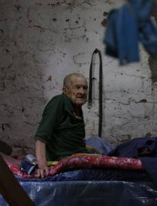 Don Pablo pasa el día sentado o acostado en la improvisada cama que sus hijos le instalaron en uno de los cuartos. Las colchonetas estaban envueltas en plástico para evitar accidentes.