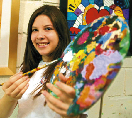 Marcela Beatriz Urquía, entre pinceles y pinturas