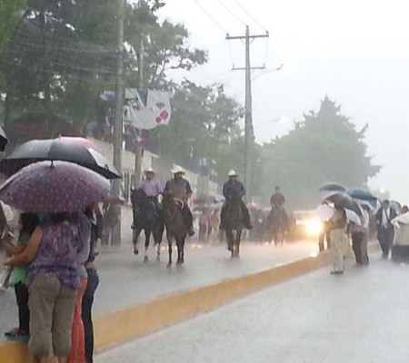 Pese a lluvia, Tegucigalpa celebró su 437 aniversario con el gran carnaval