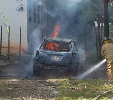 Taxi es consumido por las llamas en La Ceiba