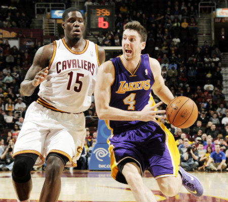 Lakers ganan jugando con un solo cambio