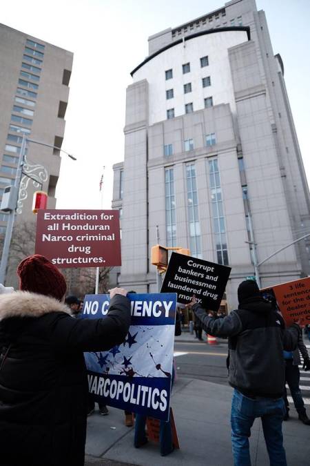 “Sin clemencia”: ¿Qué dicen las pancartas en Nueva York por juicio de JOH?