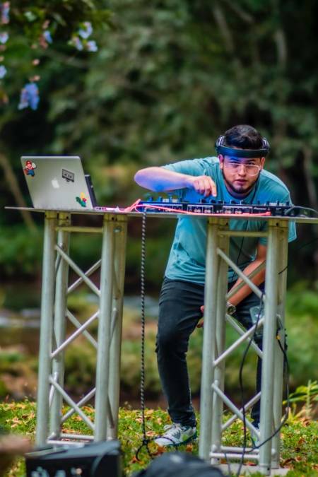 DJ Nando HN, el joven hondureño que le pone ritmo a las redes sociales