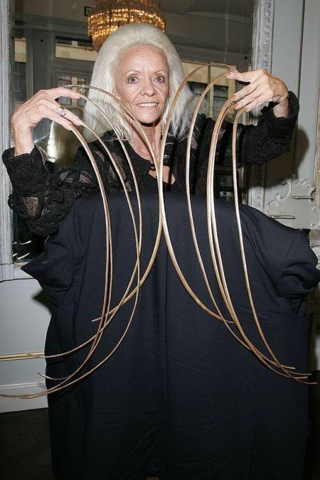 Lee Redmond, la mujer con las uñas más largas del mundo