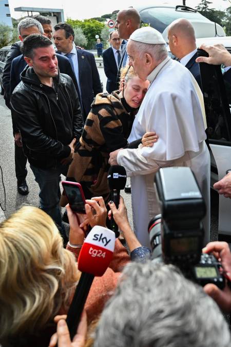 Sonriente y saludando a todos salió el papa Francisco del hospital