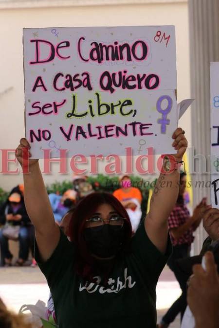 En protesta contra femicidios y violencia, hondureñas celebran Día Internacional de la Mujer