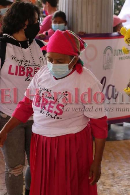 En protesta contra femicidios y violencia, hondureñas celebran Día Internacional de la Mujer