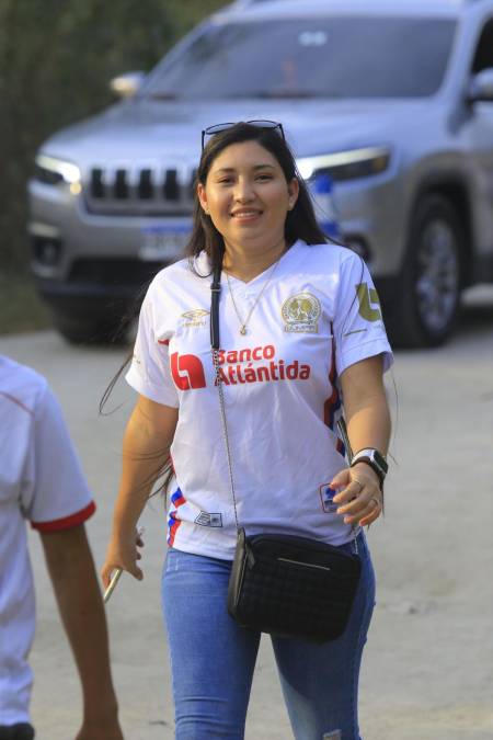 Bellas mujeres y un ambiente feroz: así la pasa la afición olimpista dentro del Olímpico