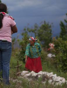 Maryory junto a su mamá, María, visitaron el cementerio donde enterraron al bebé que falleció a los 19 días de nacido por gusano barrenador. Maryory, de 15 años, es la madre.