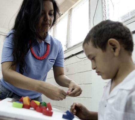 Obras de arte reciclado realizan en la Villa Olímpica junto a Cascadas Mall
