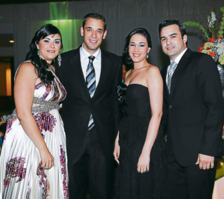 Enamorados anuncian la fecha de su boda
